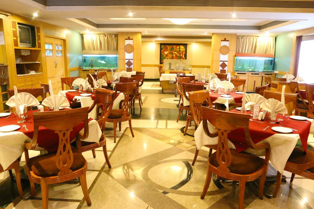 The Ambassador Hotel Poona Buitenkant foto