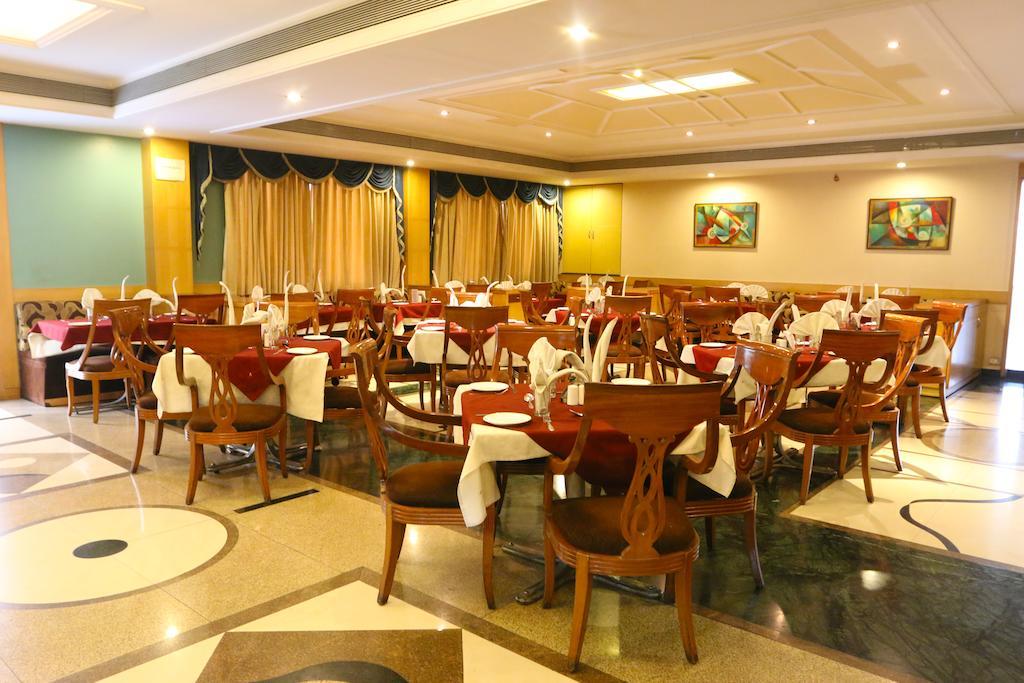 The Ambassador Hotel Poona Buitenkant foto