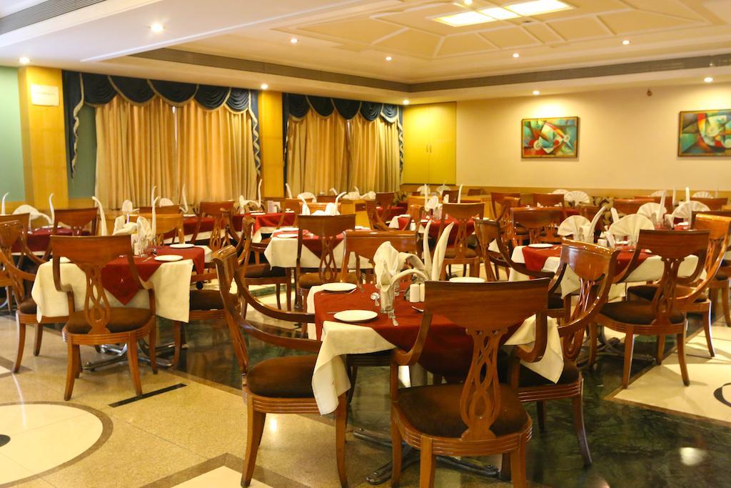 The Ambassador Hotel Poona Buitenkant foto