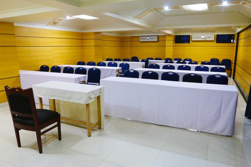 The Ambassador Hotel Poona Buitenkant foto