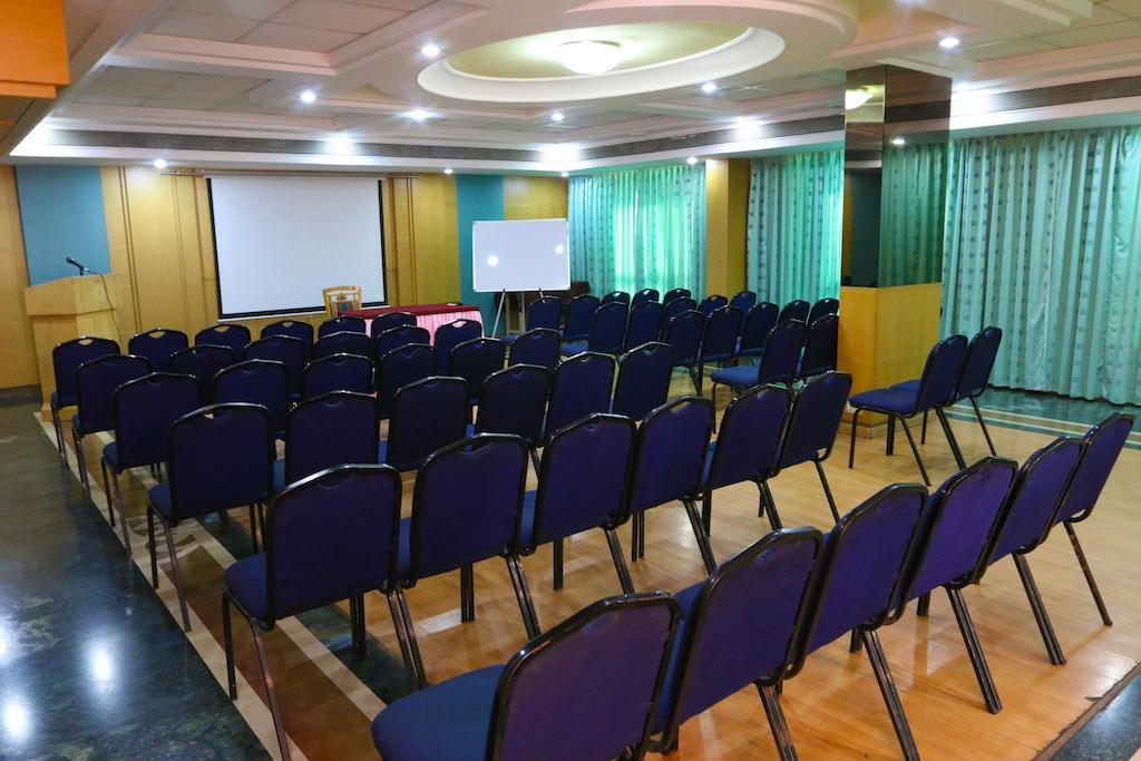 The Ambassador Hotel Poona Buitenkant foto