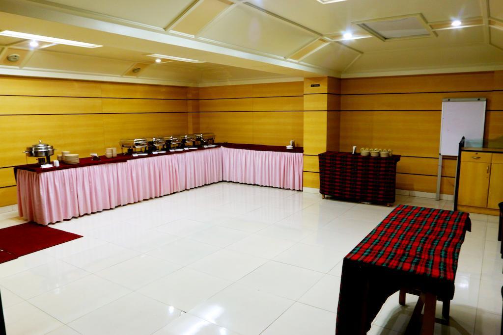 The Ambassador Hotel Poona Buitenkant foto