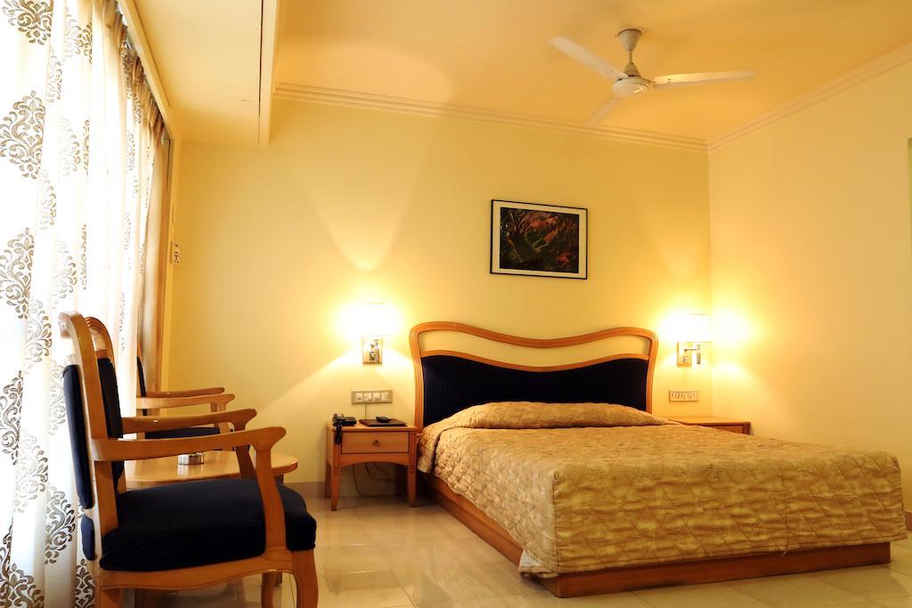 The Ambassador Hotel Poona Kamer foto