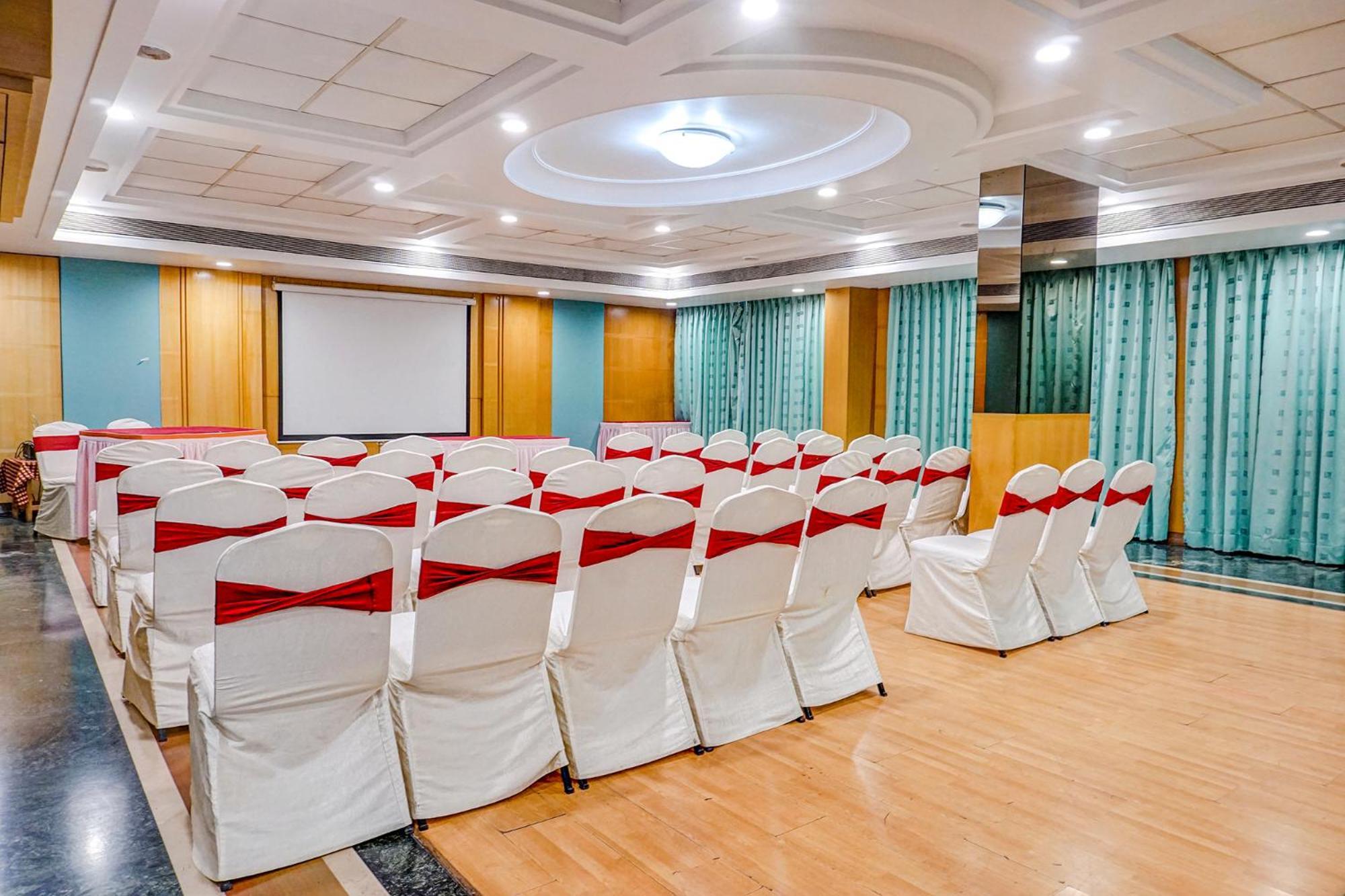 The Ambassador Hotel Poona Buitenkant foto