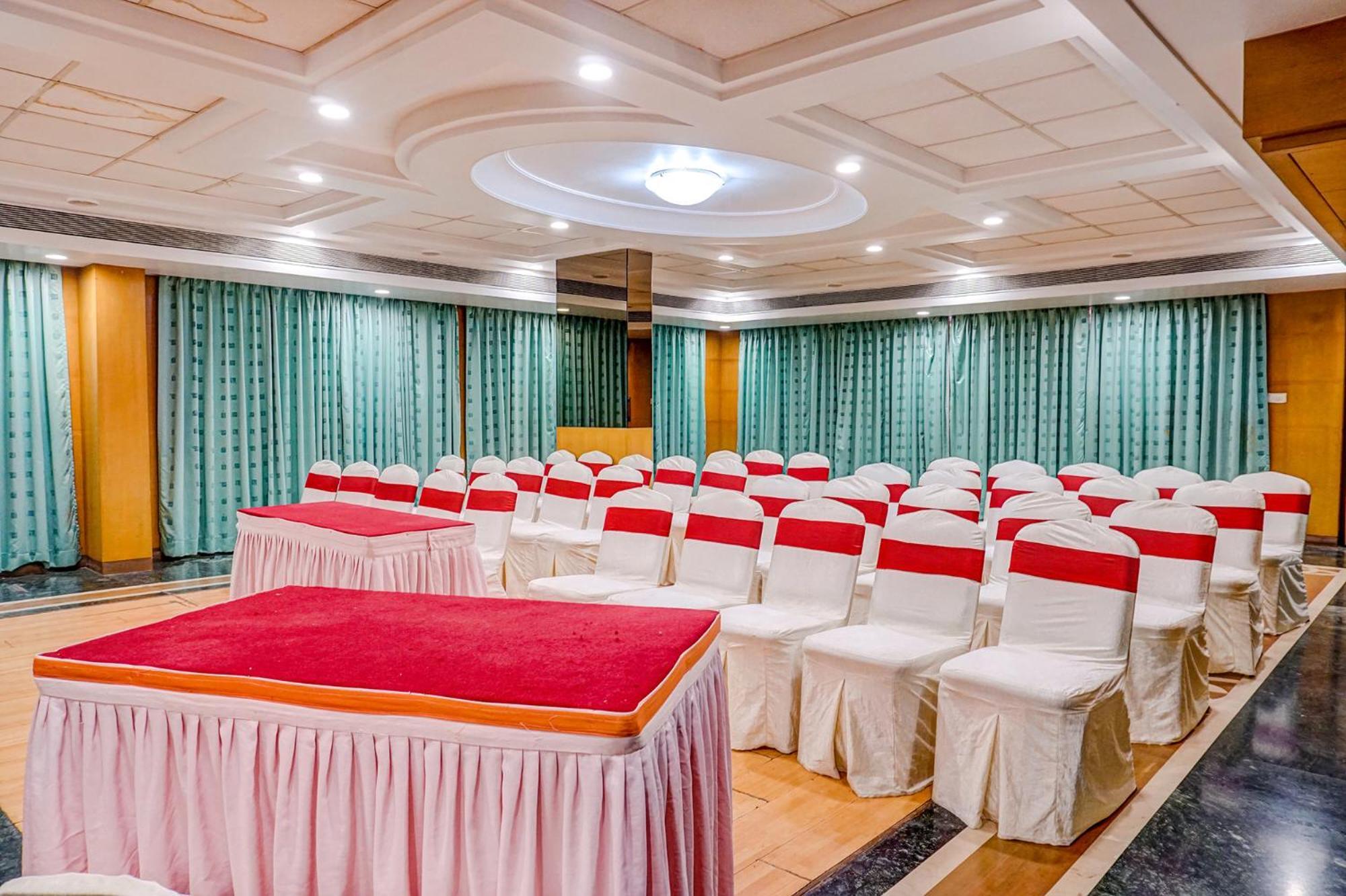 The Ambassador Hotel Poona Buitenkant foto