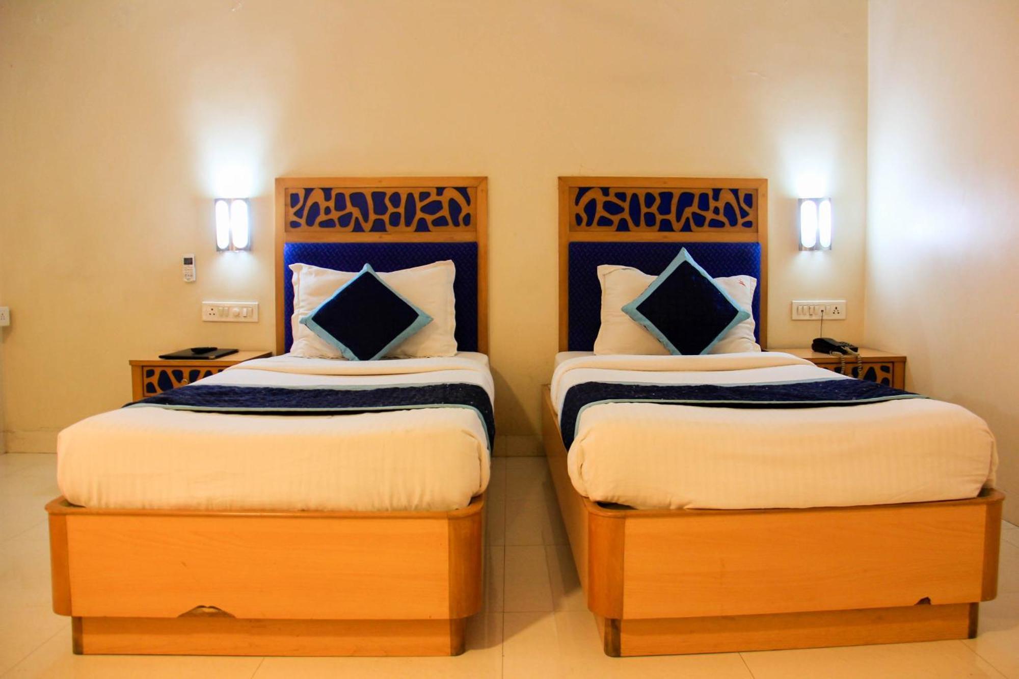 The Ambassador Hotel Poona Buitenkant foto