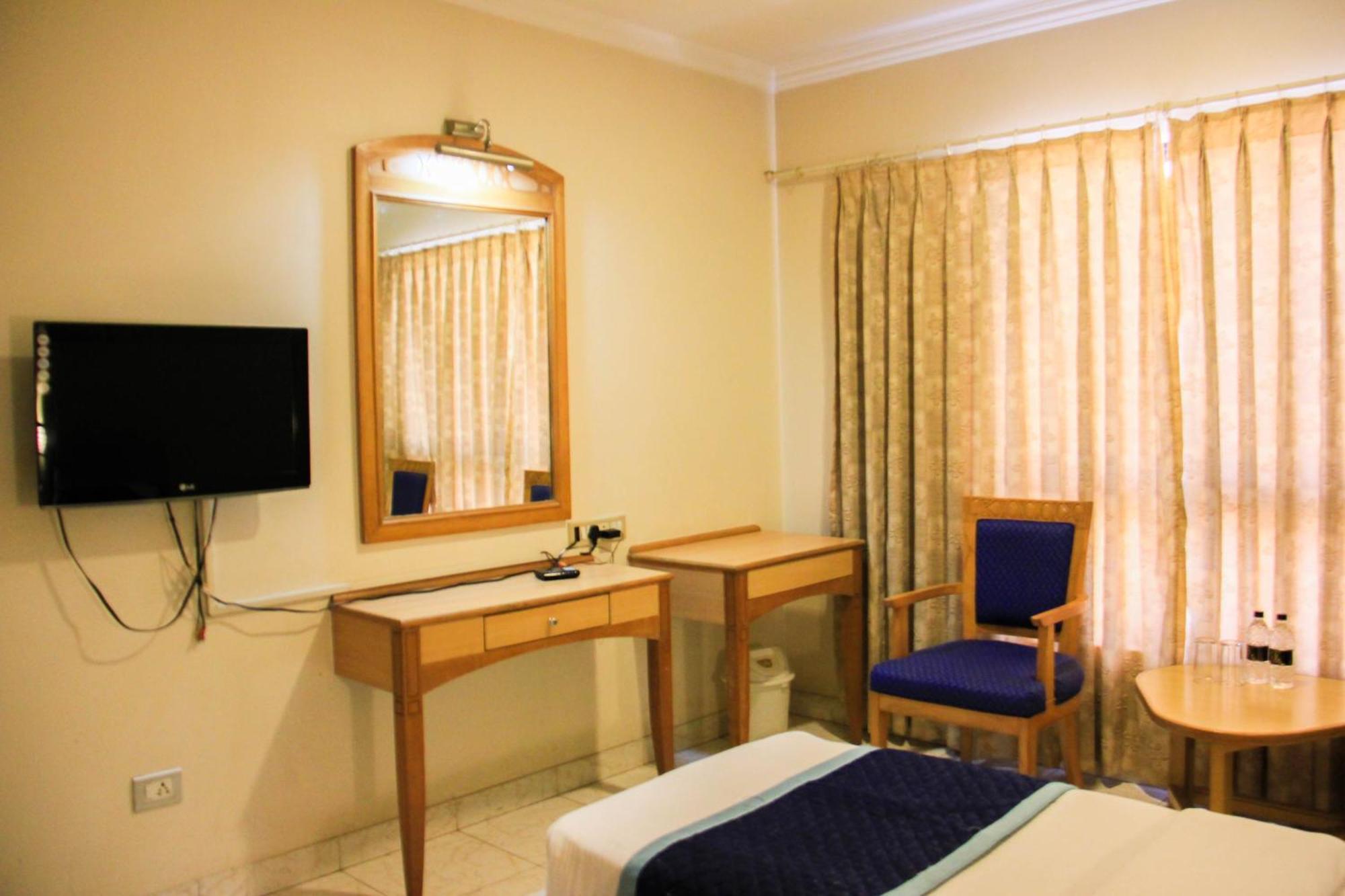 The Ambassador Hotel Poona Buitenkant foto