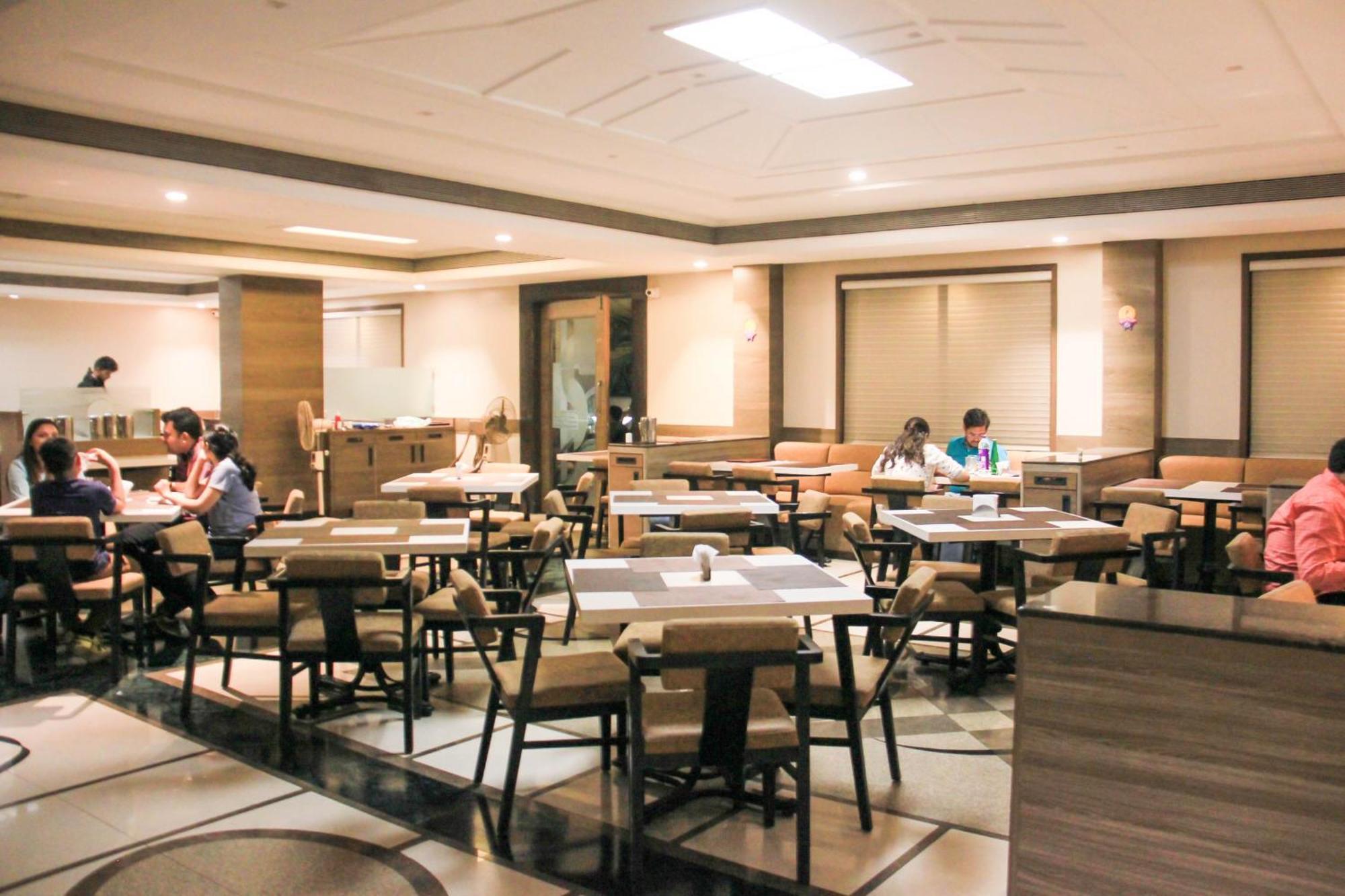 The Ambassador Hotel Poona Buitenkant foto