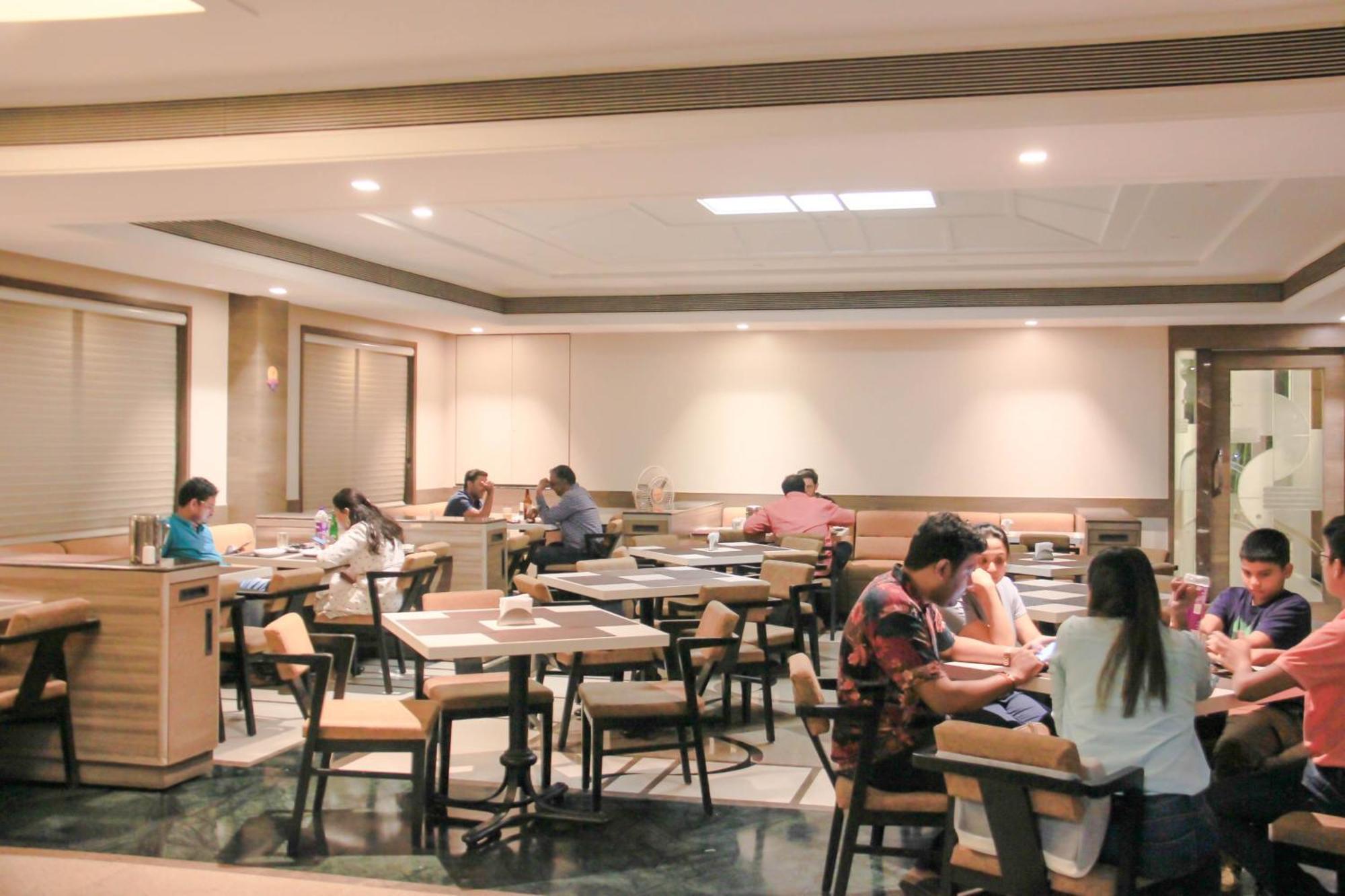 The Ambassador Hotel Poona Buitenkant foto