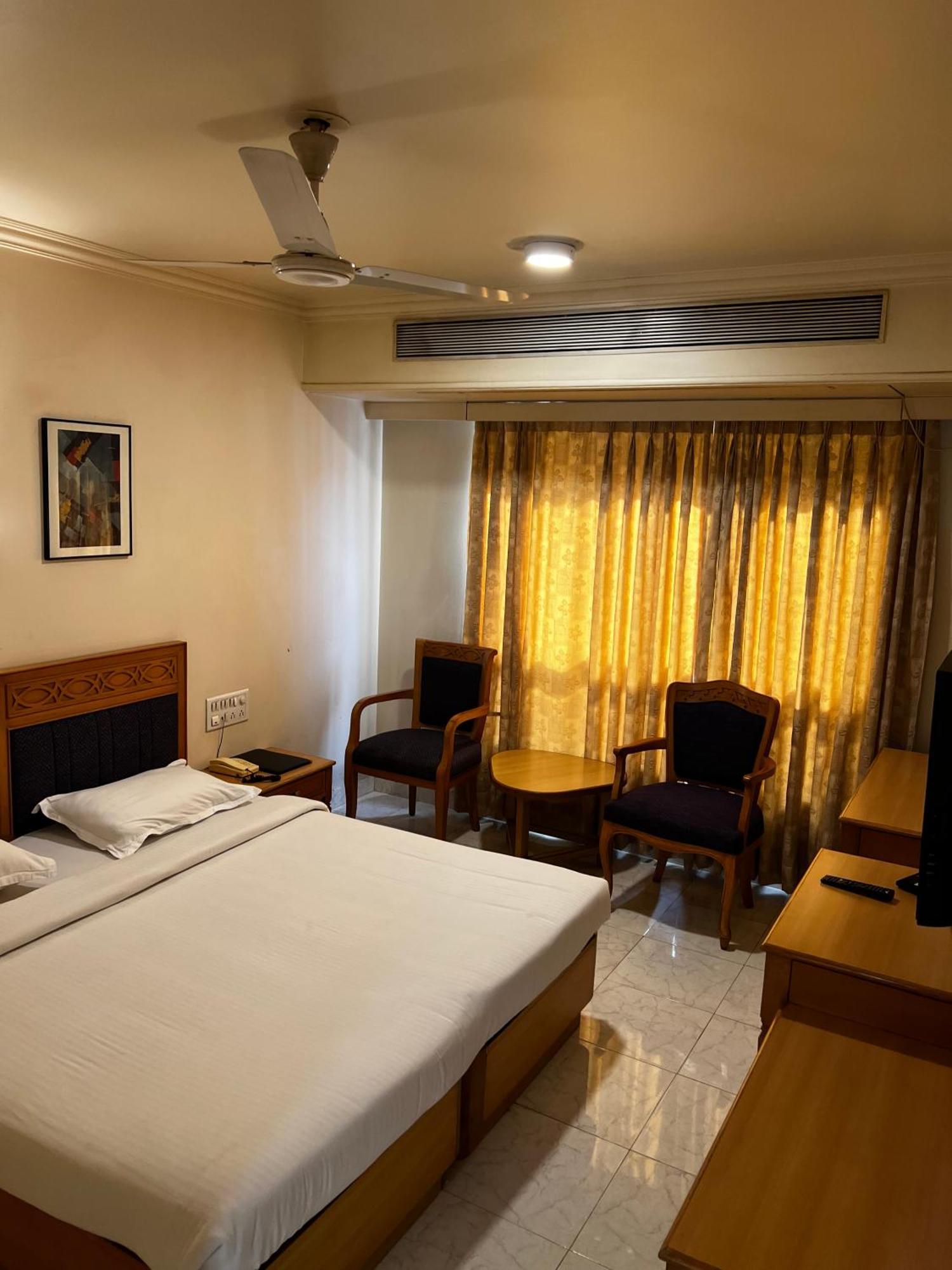 The Ambassador Hotel Poona Buitenkant foto